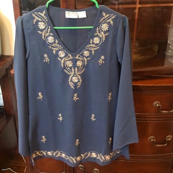 ✨3/$10✨ - Flare sleeve Embroidered tunic blouse - Picture 1 of 4